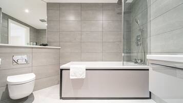 Business Apartment | Bathroom | Combined shower/tub, free toiletries, soap, shampoo