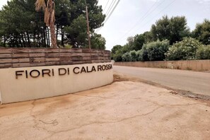 Property grounds - Charming studio 1 km from the beach with swimming pool. (Lecci)