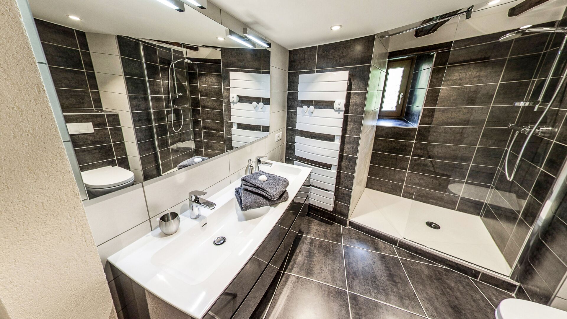 Douche, sèche-cheveux, serviettes fournies, papier toilette