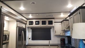 雪櫃、微波爐、焗爐、爐具