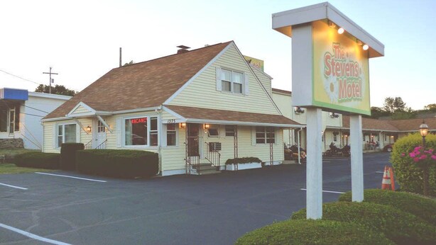 Ein Motel mit einem Schild, auf dem 'The Stevens Motel' steht.