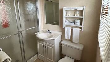 Regadera, amenidades de baño gratuitas, secadora de cabello, toallas