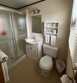 Regadera, amenidades de baño gratuitas, secadora de cabello, toallas