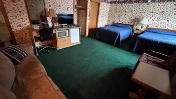 Habitación individual | Muebles diferentes, escritorio y espacio para trabajar con laptop