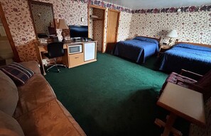 Muebles diferentes, escritorio y espacio para trabajar con laptop