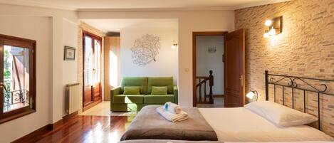 4 bedrooms, iron/ironing board, WiFi, bed sheets