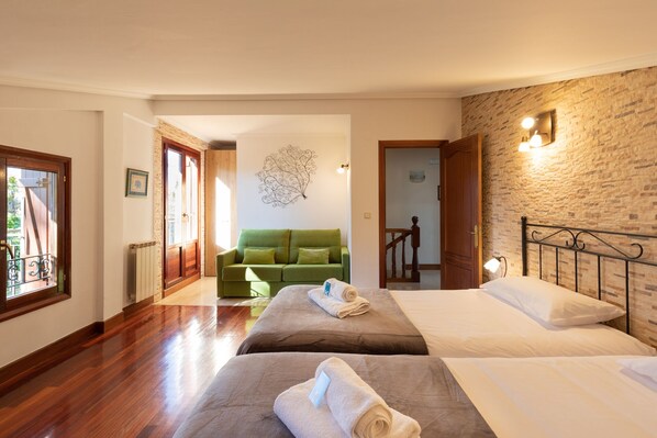 4 bedrooms, iron/ironing board, WiFi, bed sheets