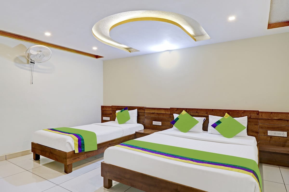 Deluxe Double Room | Desk, iron/ironing board, rollaway beds, bed sheets
