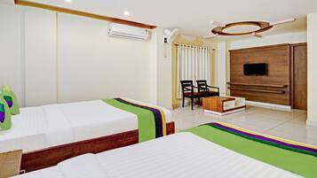 Deluxe-dobbeltværelse | Skrivebord, strygejern/strygebræt, ekstra senge (tillægsgebyr), sengetøj