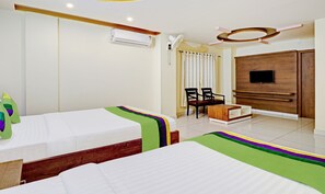 Deluxe Double Room | Desk, iron/ironing board, rollaway beds, bed sheets