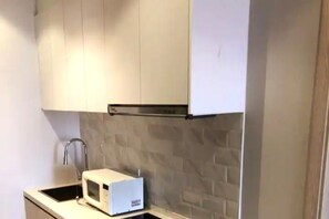 Bouilloire électrique, tables à manger