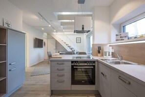 Réfrigérateur, four à micro-ondes, un four, surface de cuisson