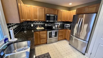 冰箱、微波炉、烤箱、炉灶