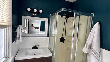Serviettes fournies, savon, shampoing, papier toilette