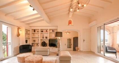 Sea view villa 100m from the beach