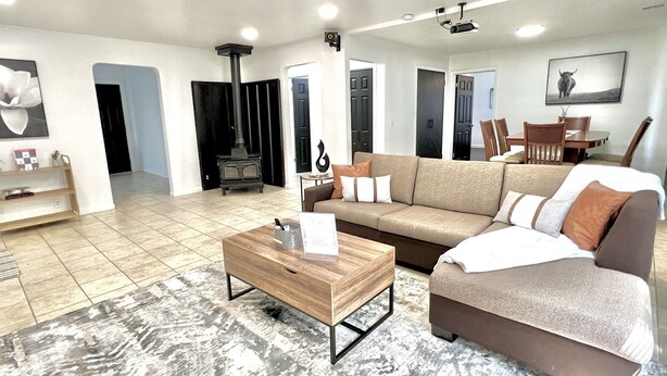 Un salon moderne avec un canapé, une table basse et une cheminée.