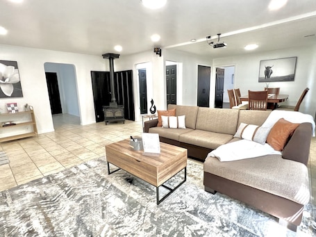 テレビ、ストリーミングサービス. The Oriole: Cozy 2 Bed Home Mins Off Interstate