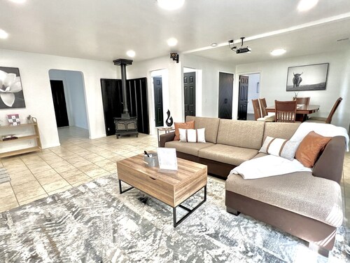 The Oriole: Cozy 2 Bed Home Mins Off Interstate