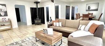 The Oriole: Cozy 2 Bed Home Mins Off Interstate