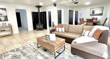 The Oriole: Cozy 2 Bed Home Mins Off Interstate