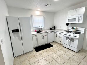 Kühlschrank, Mikrowelle, Ofen, Herdplatte