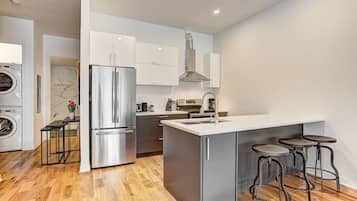 Kjøleskap, mikrobølgeovn, ovn og kokeplater