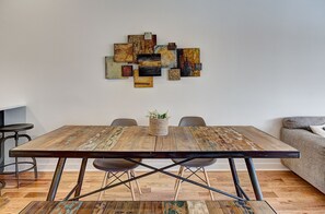In-room dining - Modern Suites NDG (Montreal)