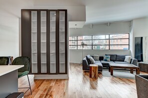 Smart TV, Netflix, streaming services - Modern Suites NDG (Montreal)
