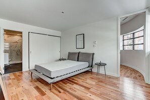 2 bedrooms, premium bedding, down duvets, laptop workspace