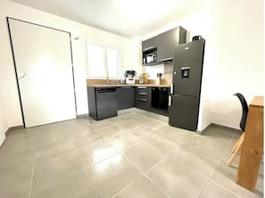 Køleskab, mikrobølgeovn, ovn, kogeplade