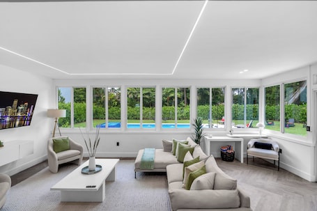 Smart TV. Luxury Modern Villa in heart of Brickell with Heated Pool & HotTub