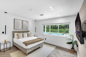 5 Schlafzimmer, Schreibtisch, Bügeleisen/Bügelbrett, Reisekinderbett