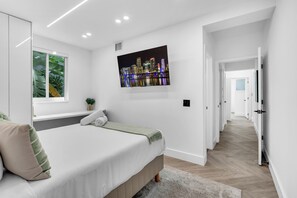 5 bedrooms, desk, iron/ironing board, travel cot