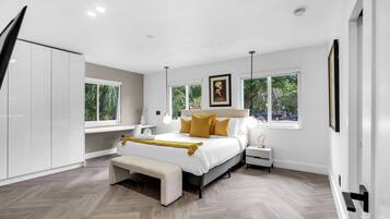5 bedrooms, desk, iron/ironing board, travel crib