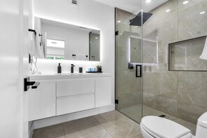 Dusche, Haartrockner, Handtücher, Seife
