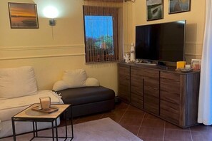 Smart TV, fireplace - Holiday home near the lake, private garden (Krzynia)