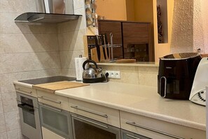 Kjøleskap, mikrobølgeovn, ovn og kokeplater