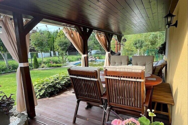 Outdoor dining - Holiday home near the lake, private garden (Krzynia)