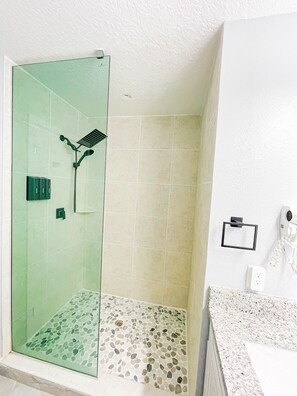 Douche, sèche-cheveux, serviettes fournies, savon