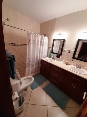 Dutxa, assecador de cabells, tovalloles i sabó 