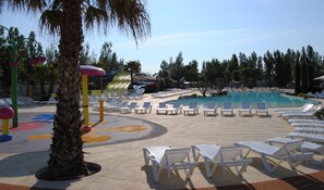 Utomhuspool och uppvärmd pool