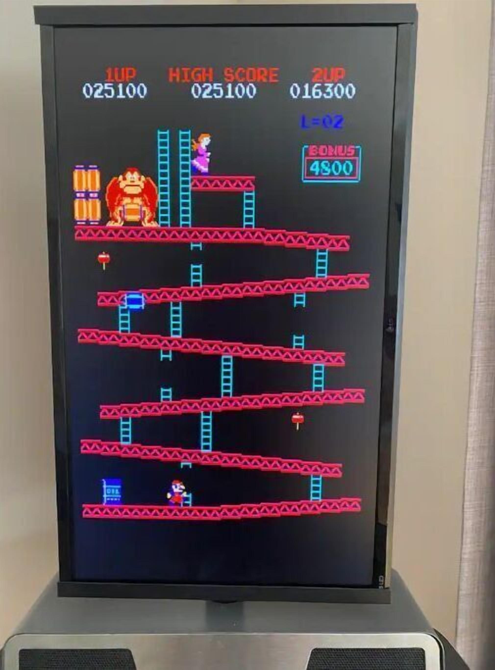 Ein Retro-Videospiel-Automaten mit Punktestand und Spielfiguren.
