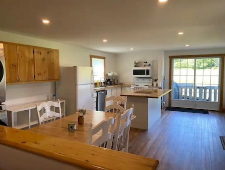 Dining. Superb renovated centenary, 3 bedr. AC, 50 arcade 80' games, Netflix.CITQ 304595