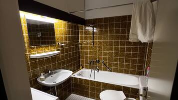 Ferienwohnung mit Blick auf die Berge | Bathroom | Towels, toilet paper