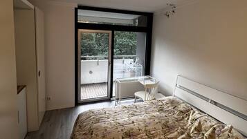 Ferienwohnung mit Blick auf die Berge | Living area | 35-inch flat-screen TV with cable channels, TV