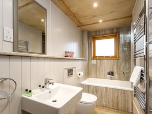 Un baño moderno con lavamanos, inodoro y bañera.