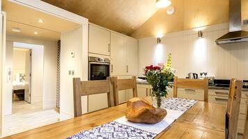 Een vaatwasser, kookgerei, borden en bestek