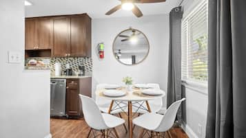 Deluxe 2-Bedroom Queen w/ Kitchen & Sofa Bed | In-room dining