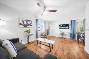 Deluxe-Apartment | Wohnbereich | LCD-Fernseher, Netflix, Hulu, Streaming-Dienste