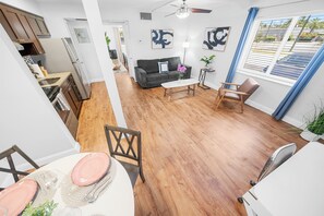 디럭스 아파트 | 거실 공간 | LCD TV, 넷플릭스, 훌루, 스트리밍 서비스